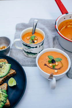 vegan-yums:  Really good tomato soup / Recipe