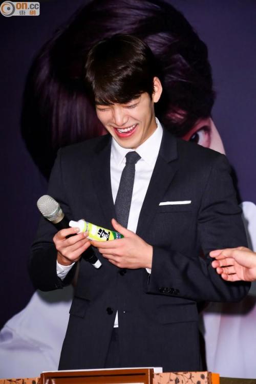 150424 WooBin @ Taiwan Press Conf.Smile,smile,smile ～ he just want the whitening toothpaste ^^