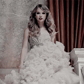 :This night is sparkling, don’t you let it go.