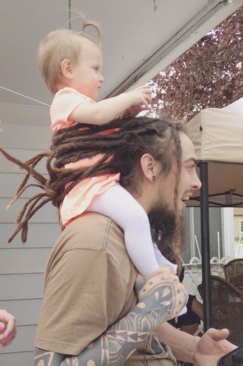 topiarynymph: My uncle ties his dreads around my cousin to keep her from falling off his shoulders and I think it’s the greatest thing I’ve ever seen. 