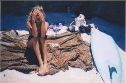ocean-chill:  al-tracey:  Beach hangs with my kiki  surf&amp;gypsy ∞