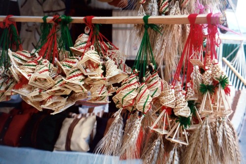 Adornos de paja para un árbol de Navidad, puesto de calle, Panajachel, Guatemala, 2002.