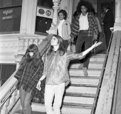 the60sbazaar:  The Grateful Dead leave their Haight Ashbury home after a drugs bust (1967)