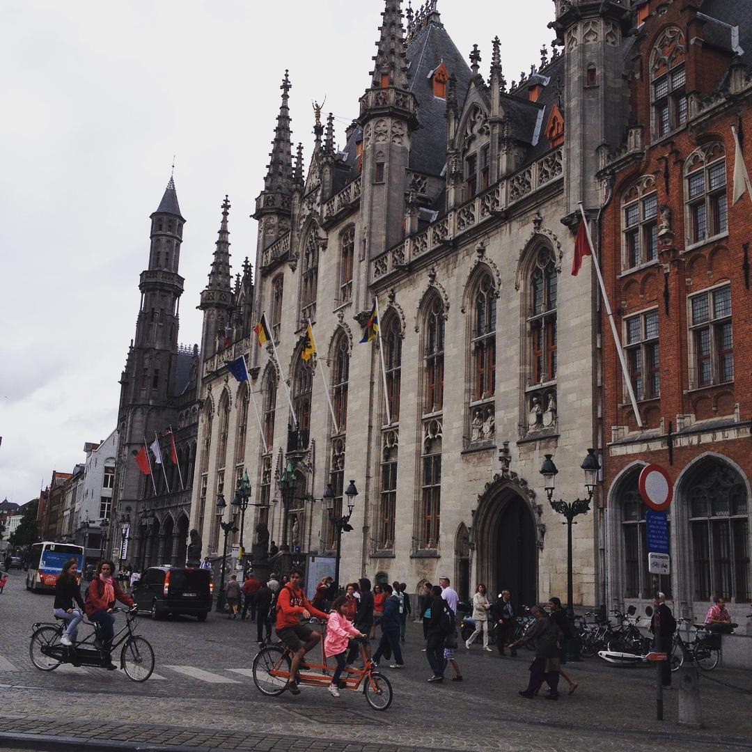 Sunday afternoon with the parents 😜 in #bruges #belgium #medieval #downtown #leighbeetravel