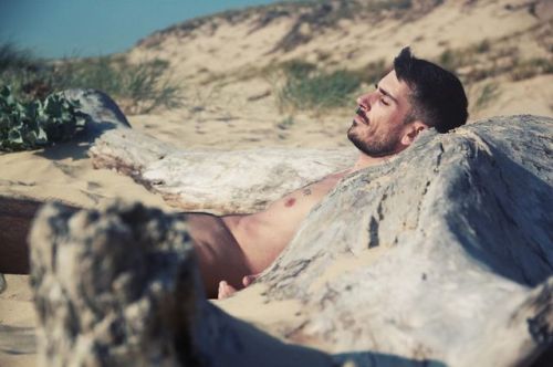 rowing-in-spiral:morningcamille:La sieste à la plage by @stewood_photographe(à Le Porge, Aquitaine, 