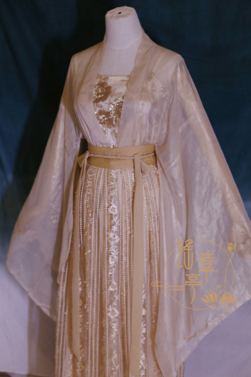 hanfugallery:Chinese hanfu by 瑶章亭Attire for the Vanyar