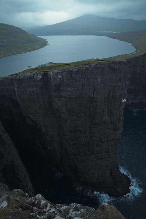 acqua-di-fiori:This is gorgeous!razorshapes:Tommy Wooh - Sørvágsvatn (Faroe Islan