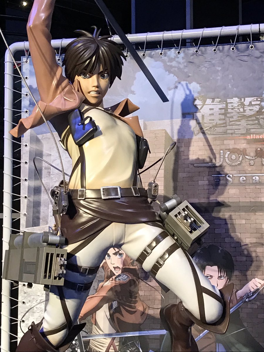 Side-by-side comparison of the Tokyo Joypolis 2017 life-size Eren statue &amp;