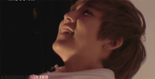 u-kissheart:  ♥ \(//∇//)\ 