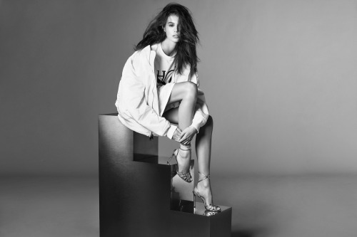 Kaia Gerber Follow http://celebrity-legs-and-heels.tumblr.com/ for more! (via UFyErmV.jpg (2000×1333