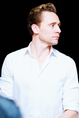 Porn hiddlescheekbatch:  Tom Hiddleston at the photos