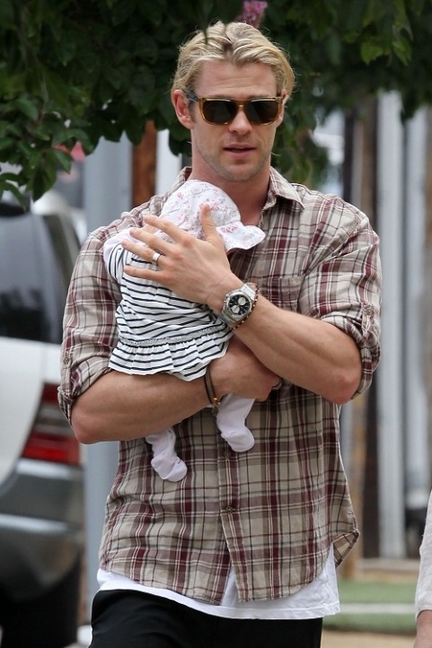 blackknightgargie:Adorable Chris Hemsworth carrying his little princess~ <3  kickstartthefight with-a-box-of-scraps