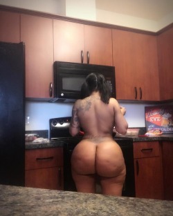 brittishroxanne:    Via ft cooking for Zaddy🤷🏽‍♀️