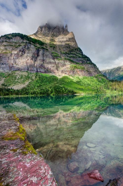 Mokowanis Lake, Glacier National Park / USA (by John and Jean Strother).