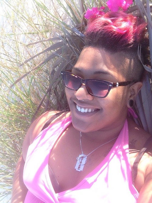 redlipsmwauh:these—broken-wings: Roughin it and still fly