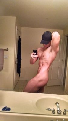 officialgaygeeks:  Damn what a perfect body!
