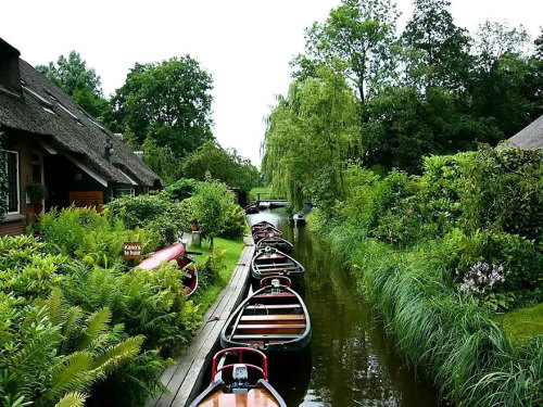 landscape-photo-graphy:  This Village Without Roads Is Straight Out Of A Fairytale Book The village Giethoorn known as the “Venice of the Netherlands” was founded in 1230 and resembles some of the most beautiful fairytale passages. The stunning