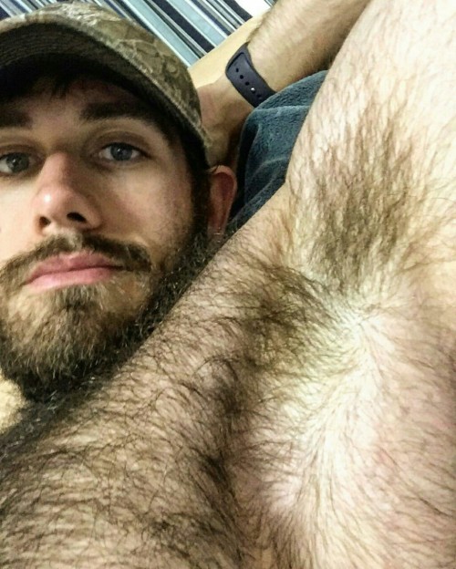 topguy4hry:you2knowit:  HOT AS FUCK   Hairy Shawn Harris