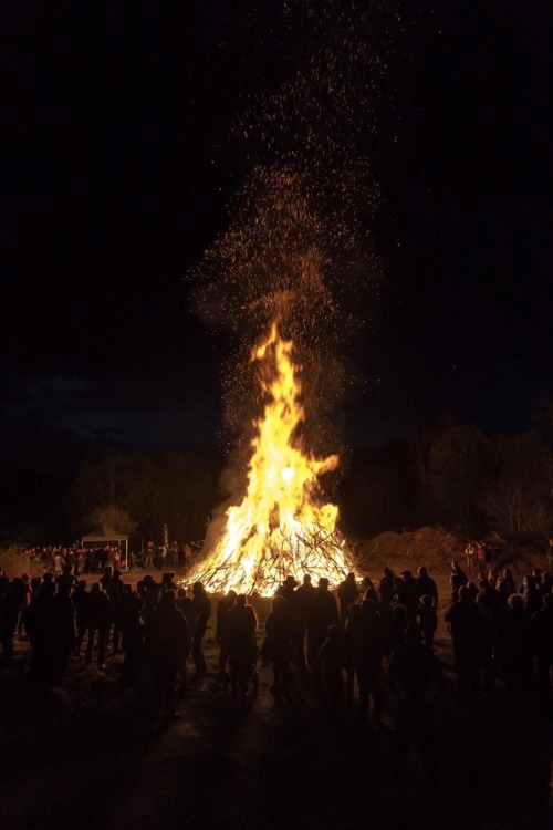 Wird heiß heute beim Maifeuer auf der Maifeier. Hier ein Foto vom Osterfeuer am Osterfest. 04/