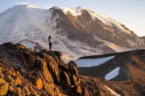 mtrainierwatch:Throwback to some excellent Rainier watching. ♥️️ |by @rosieladyblue #RainierWatch.(a