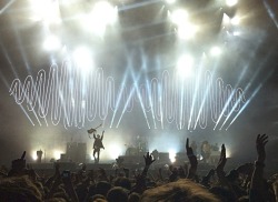 universul:  wraithhh:  alex turner raising his guitar in triumph after successfully serenading me until I was bawling  why am i not there 