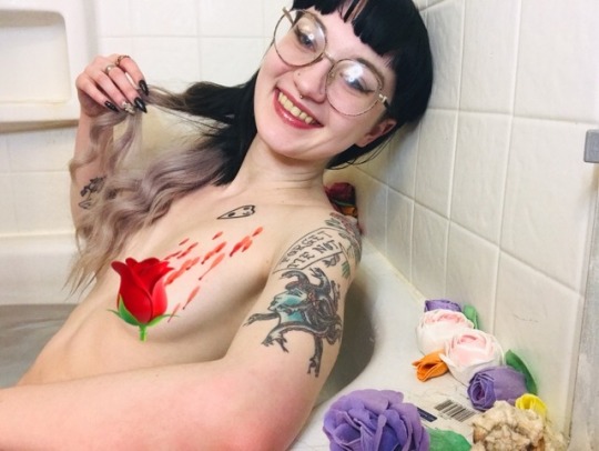 bettiebondage:  🌹I find wax play very therapeutic🌹