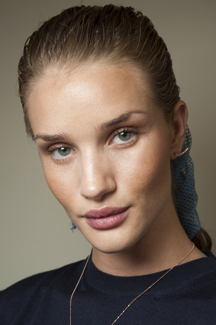 ughmiu:  rosie huntington-whiteley backstage at balmain s/s 2015 