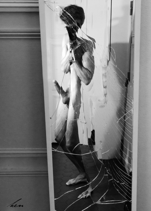 antonioedsoncadengue:  kenpictures:  Broken mirror. © ken 2013 http://kenpictures.tumlbr.com    Please follow me: http://antonioedsoncadengue.tumblr.com/archive   