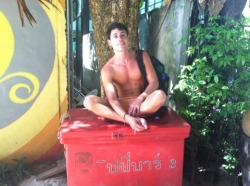 paradisiokid:  sitting on a cooler in ko