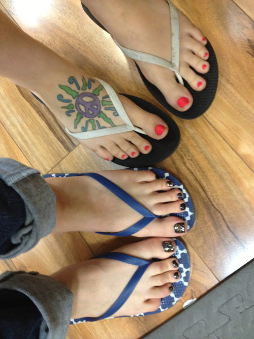 where-the-toes-are:  misswrinkles:  An old pic i took with a coworker at an old job 2 years ago.  Miss WrinklesWhere the TOES are.