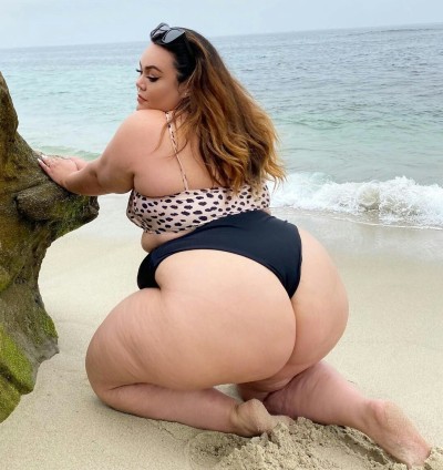 plumpercurveslover:seal69:Beach ThicknessMmmmmmm.   Musky beach butts