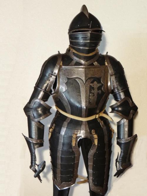mindhost:  Trabharnisch armourKnown as a ”Trabharnisch” this type of armour had  evolved from a style of lighter suits that seem to have appeared in the  1540’s. The Trabharnisch provided effective protection at  a price that was cheap compared