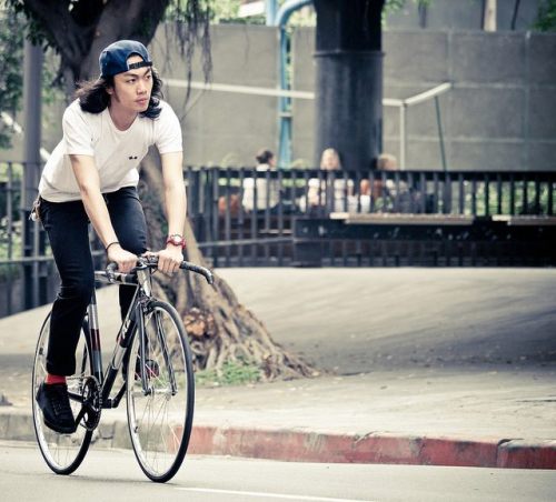 sexycyclists: Backwards cap babe on bike.