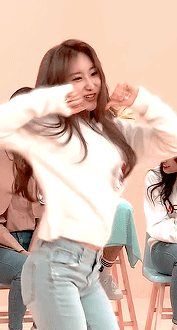 hiliqht:Chaeyeon dancing to Siren (for anon)