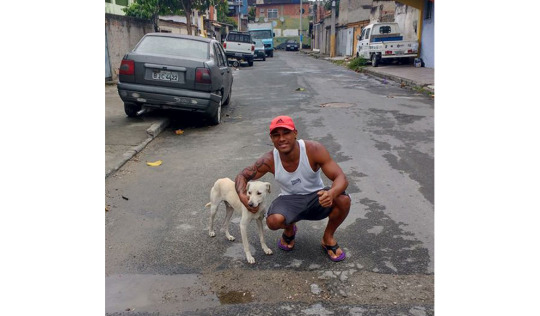 drespacial: sabanasblancasuniverse:  Una historia que hizo llorar a  Steven Spielberg… By: boredpanda   La reacción de este hombre cuando un perro callejero se meó sobre él enfurece a internet, pero todo cambió de forma inesperada…   Heinze