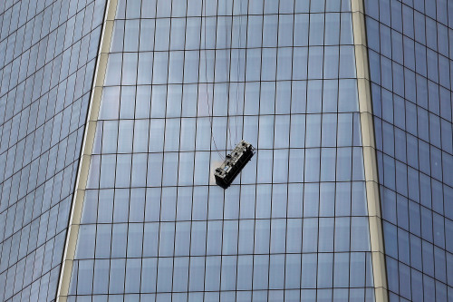 yahoonewsphotos:  Window washers trapped on scaffold outside One World Trade Center Rescue crews rushed to One World Trade Center early Wednesday afternoon where scaffolding is dangling from the side of the soaring tower. Two window washers were trapped
