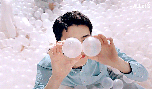 huntertainment: A cute baby playing with balls ‘(*‿*)’