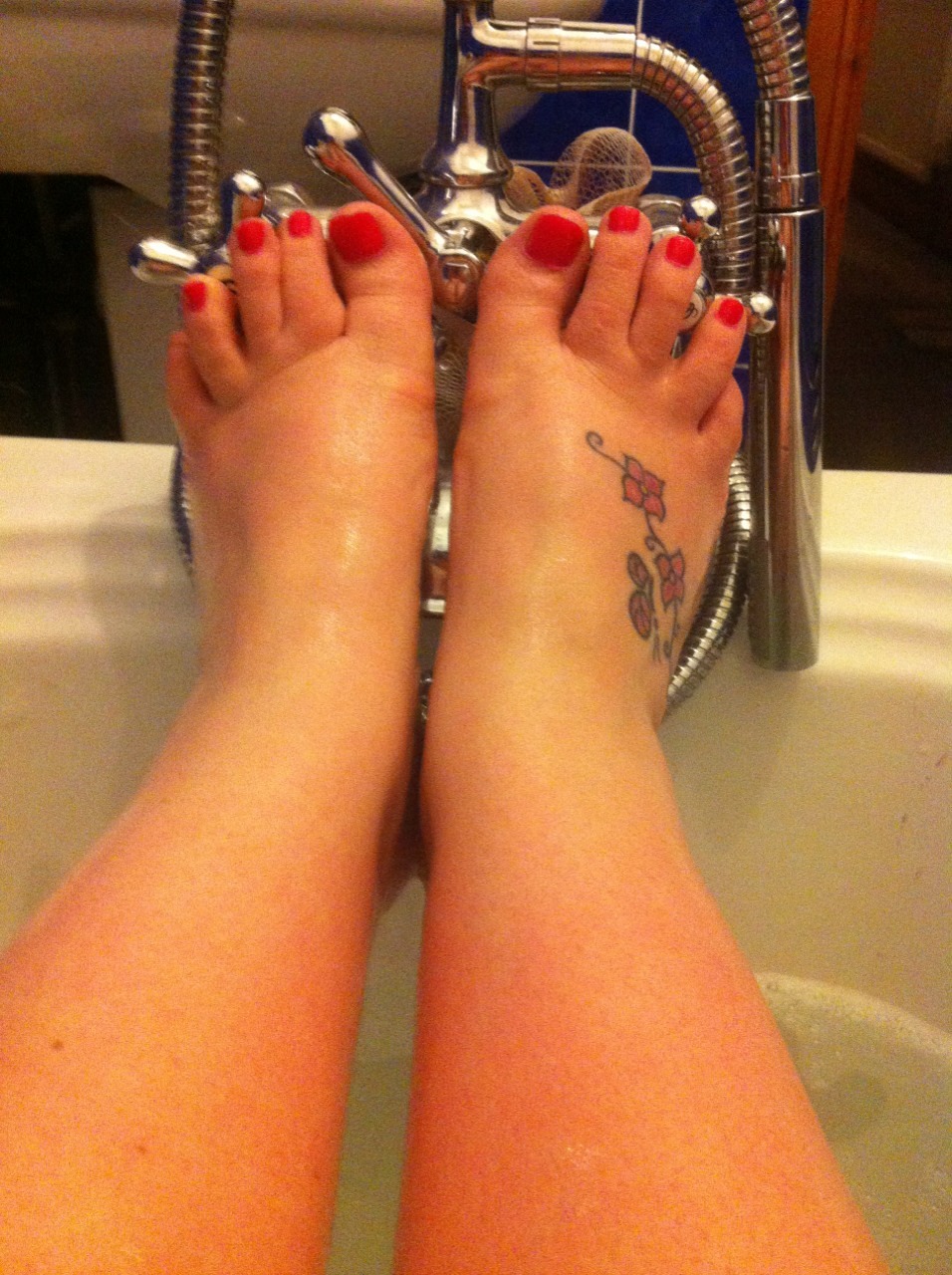 emzmemz88:  New pink pedi 💗❤