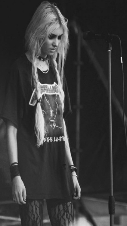 ulockssocool:  Taylor Momsen (simple)