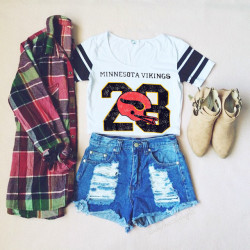 fierrrrrrce:  Sheinside:  T-shirt:    http://bit.ly/1llo7oOShorts:   http://bit.ly/UCQN2b 