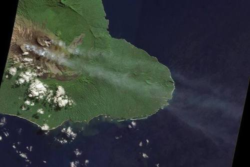 Vanuatu volcanoesThis gorgeously clear photo from the Advanced Land Imager on NASA’s EO-1 satellite 