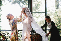k-iki:  hullaballo-o:   Mary-Kate and Ashley’s first wedding dress creation     oh my god this is so perfect