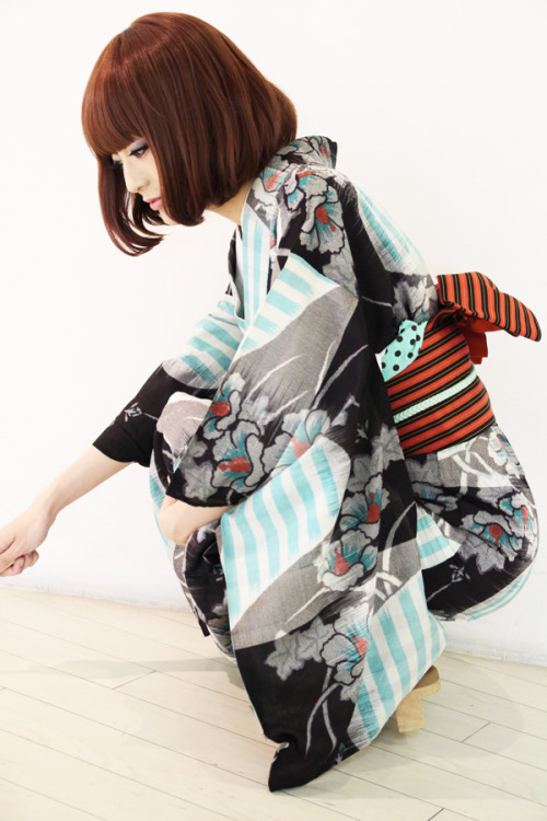 thekimonogallery: Wearing contemporary yukata.  Japan