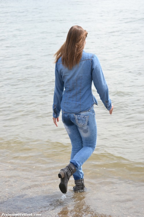 castuo: premium.wetclothinggirls.com/ So, you like jeans? Well, enjoy Marieke in her ripped d