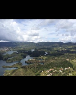 #guatape #pueblo #Colombia #elpenol #elpeñol #bigassrock almost to part 1 of the top there is a lower top and then a tippy tippy top top 😆  #Colombia #SouthAmerica #🇨🇴 #lost #lostnachos #lostnachos2017