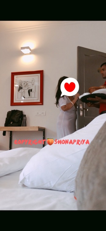 rajeshblr1985:  shonapriya:  Shona’s first Flash, the room service boy got the shock of his life.  Pls tell me about ur next holiday destination stay i wanna join that hotel as service guy 