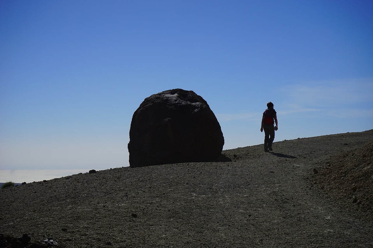 Quita la piedra del camino
—Estoy esperando que me llames para darte instrucción. —No puedo, Maestro. Lo estoy intentando, pero no puedo.