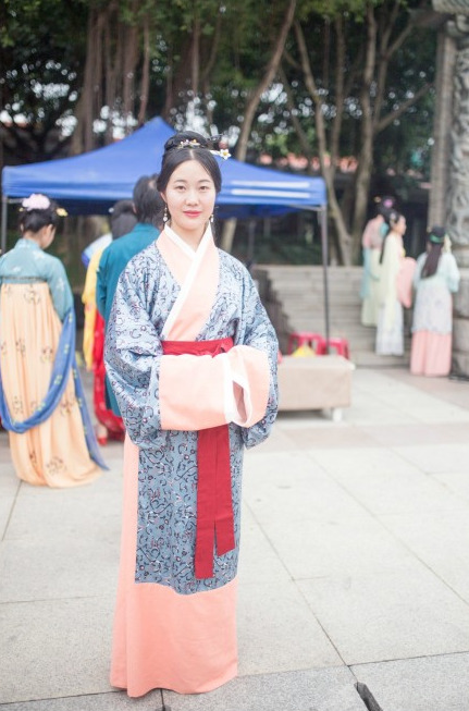 fuckyeahchinesefashion: hanfu streetstyle 当小时
