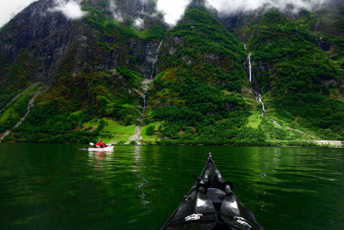 mymodernmet:Phenomenal Shots of Norway’s Fjords from the Stunning Perspective of a Kayaker