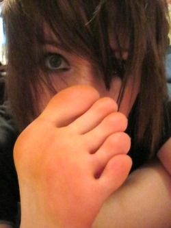 5girlytoes:  5girlytoes:  cutegirlfeetblog:  :)       